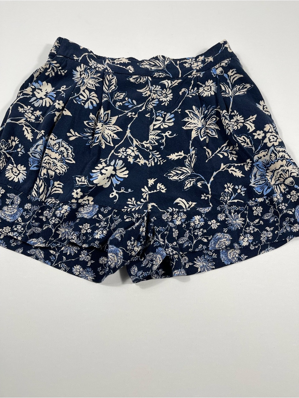 H&M Floral Navy Blue Shorts Size 2 SKU#0199